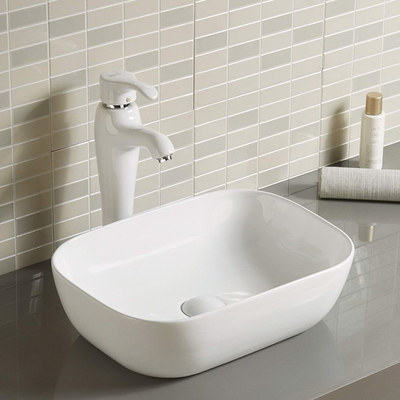 Évier blanc brillant moderne de salle de bains de bâti de dessus de porcelaine