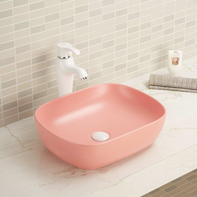 Multiplication des bactéries au-dessus d'évier en céramique propre facile de contre- de salle de bains rose de lavabo