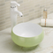 La salle de bains lisse et élégante de plan de travail descendent le lavabo ovale blanc de forme
